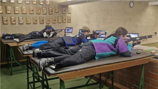 Emma Dreyer, Colin Eickstädt, Lian Eickstädt (von rechts) im Liegendschießen.
