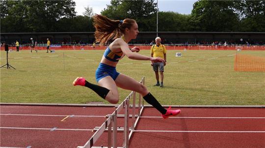Emma Eichner ist Hamburger Meisterin über 800m geworden und holte Bronze über 80m Hürden.