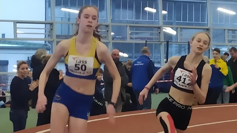 Emma Eichner (links) hat über 800 Meter in der Altersklasse W15 gewonnen.