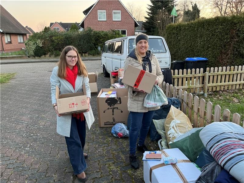Jetzt starten die ersten Hilfskonvois aus dem Landkreis in Krisengebiete Emma Moock (links) und Anna Nadziejko helfen am Mittwochabend beim Sortieren der Spenden.
