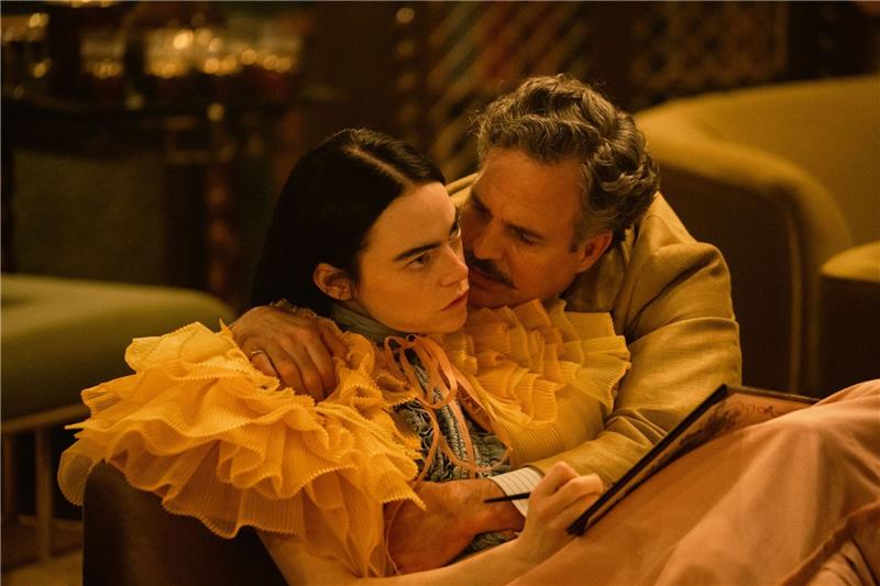Goldener Löwe für „Poor Things” von Giorgos Lanthimos Emma Stone und Mark Ruffalo in einer Szene aus «Poor Things».
