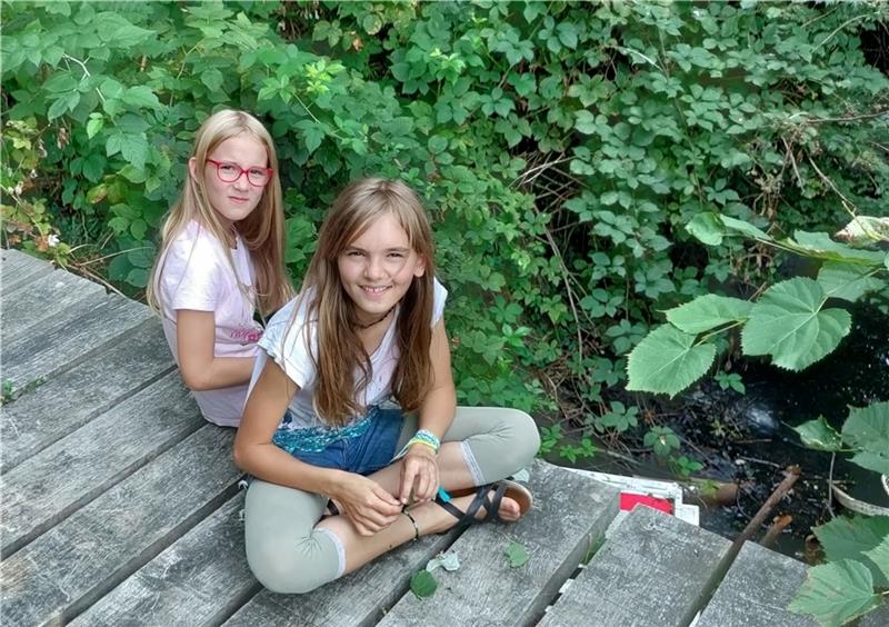 Emma (links) und Alma auf der Brücke über den Burggraben. Foto: Lohmann