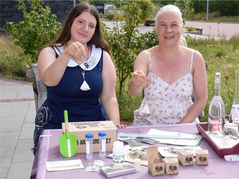 Emma (links) und Regina Pogorzelski aus der Heide-Siedlung in Stade nehmen an der Expedition Erdreich teil und haben vier Teebeutel im Garten vergraben. Foto: Strüning