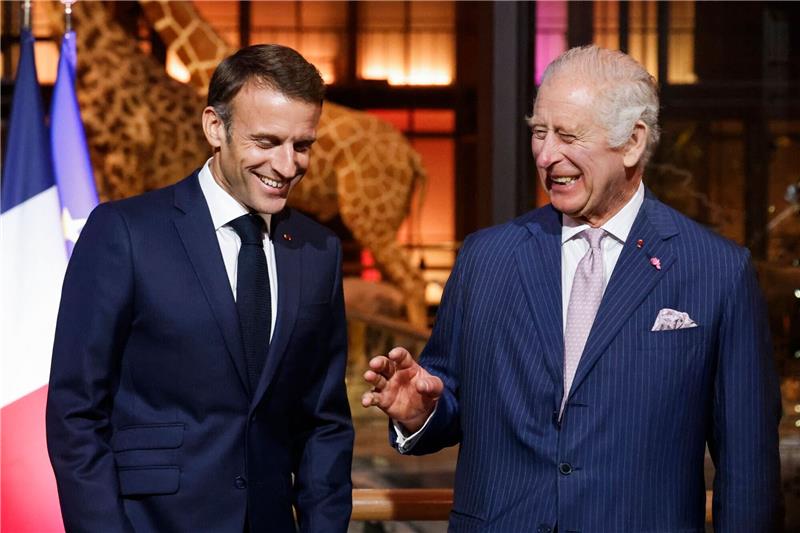 Au revoir mit Musik und Wein: Besuch der Royals endet Emmanuel Macron (l), Präsident von Frankreich, und König Charles III. von Großbritannien scheinen sich zu amüsieren.