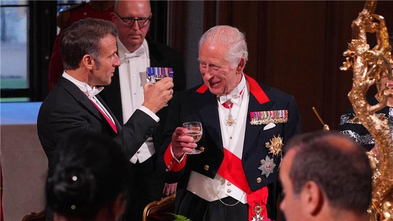„Lady in red“: Kate der Star beim Staatsbankett Emmanuel Macron (l) und König Charles III. stießen auf die britisch-französische Freundschaft an.