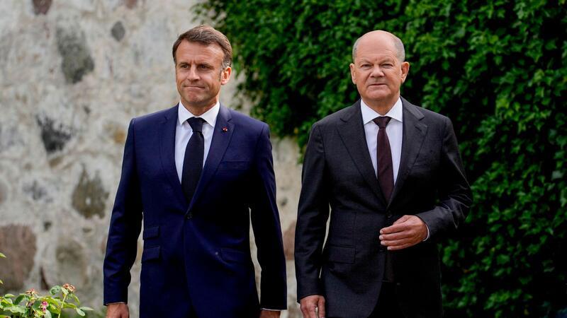 Emmanuel Macron (l) und Olaf Scholz auf Schloss Meseberg.