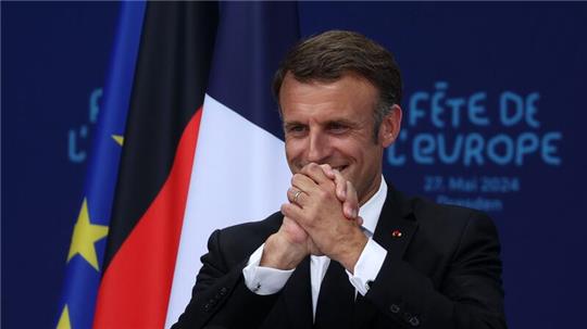 Emmanuel Macron nach seiner Rede auf dem Dresdener Neumarkt vor der Frauenkirche.