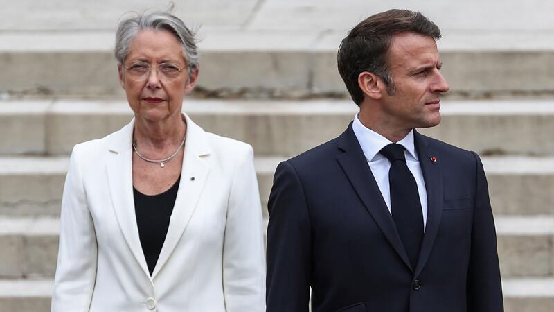 Macron versucht Neustart: Premierministerin Borne muss gehen Emmanuel Macron (r.) muss den Posten von Élisabeth Borne neu besetzen.