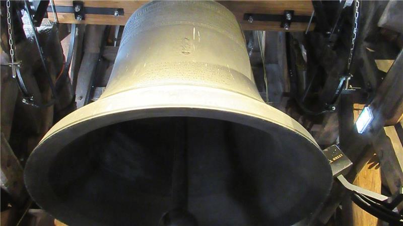 „Emmanuel“, die größte Glocke der Kathedrale, hängt an neuen Trägerbalken.