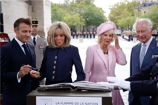 Emmanuel Macron (l-r), Präsident von Frankreich, und seine Ehefrau Brigitte Macron sowie Königin Camilla und König Charles III. von Großbritannien unterzeichnen das Goldene Buch während einer Zeremonie am Triumphbogen in Paris.