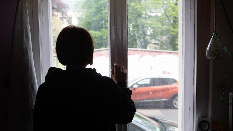 Studie: Vor allem Jugendliche leiden stark unter Einsamkeit Emotionale Einsamkeit ist das negative Gefühl, dass einem Menschen fehlen, denen man sich nahe fühlt, dass man niemanden hat, dem man sich anvertrauen kann. Soziale Einsamkeit ist das Empfinden, zu wenig Kontakte und Freundschaften zu haben, keiner Gruppe zugehörig zu sein.