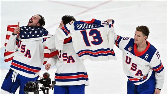 Emotionale Geste nach dem Sieg im Eishockey-Finale.