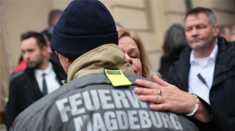 Hunderte gedenken der Opfer nach Todesfahrt von Magdeburg Emotionale Szenen: Bundesinnenministerin Faeser tauschte sich mit Rettern aus.