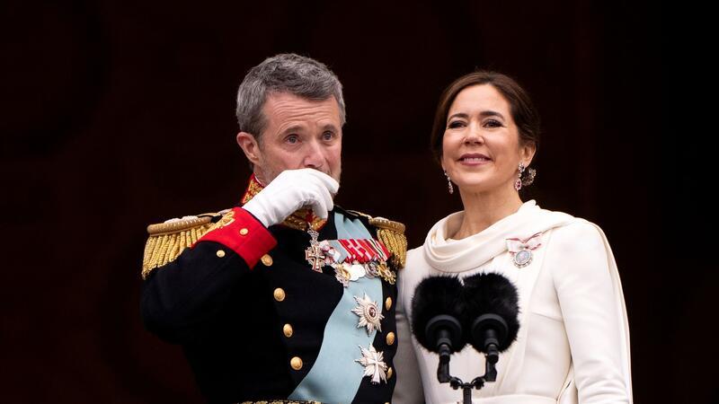 Emotionaler Moment: Dänemarks König Frederik X. und Königin Mary nach der Proklamation auf dem Balkon des Schlosses Christiansborg.