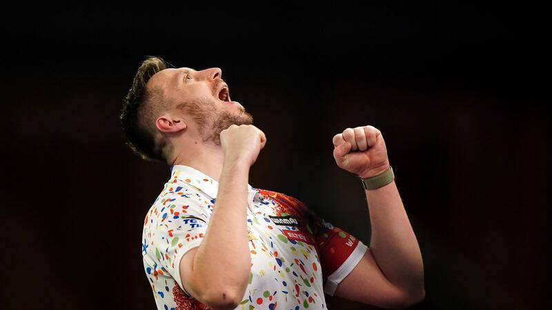 Emotionaler Moment: Florian Hempel feiert seinen Sieg gegen Dimitri van den Bergh.