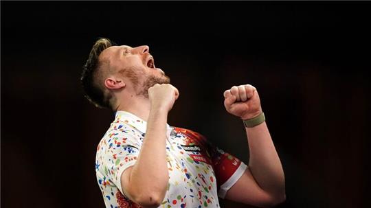 Emotionaler Moment: Florian Hempel feiert seinen Sieg gegen Dimitri van den Bergh.