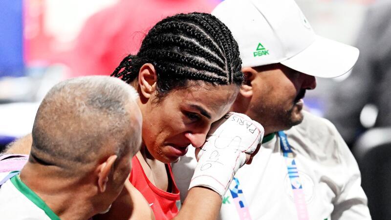 Khelif und Lin holen trotz Geschlechter-Debatte Medaillen Emotionen pur: Algeriens Boxerin Khelif freut sich über eine sichere Medaille.