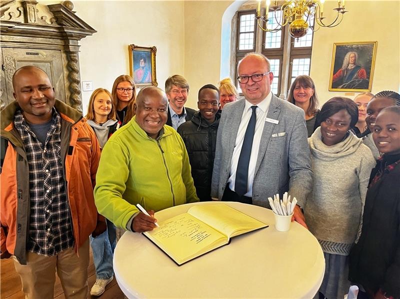 Empfang bei Bürgermeister Hartlef: Schulleiter Canny Vundla trägt sich ins Gästebuch ein. Foto: Richter