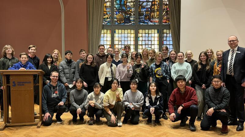 Warum der Japan-Austausch des Vincent-Lübeck-Gymnasiums eine ungewisser Zukunft hat Empfang der japanischen Gäste im Stader Rathaus bei Bürgermeister Sönke Hartlef.