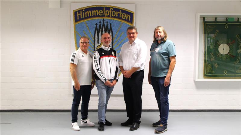 Empfang für Stefan Reichelt (2.v.l.) in Himmelpforten: Samtgemeindebürgermeister Holger Falke (2.v.r.) und Bürgermeister Bernd Reimers (r.) gratulierten.