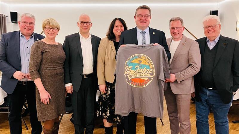 Rathaus-Chef seit 25 Jahren: Was Holger Falcke so besonders macht Empfang zum Dienstjubiläum (von links): Matthias Riel (Städte- und Gemeindebund), Kirsten Stüven-Diercks, Dr. Marco Trips, Kerstin und Holger Falcke, Kai Seefried und Heinz Mügge als Wegbegleiter aus der Politik.