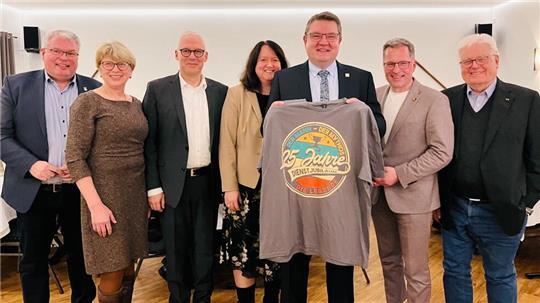 Empfang zum Dienstjubiläum (von links): Matthias Riel (Städte- und Gemeindebund), Kirsten Stüven-Diercks, Dr. Marco Trips, Kerstin und Holger Falcke, Kai Seefried und Heinz Mügge als Wegbegleiter aus der Politik.