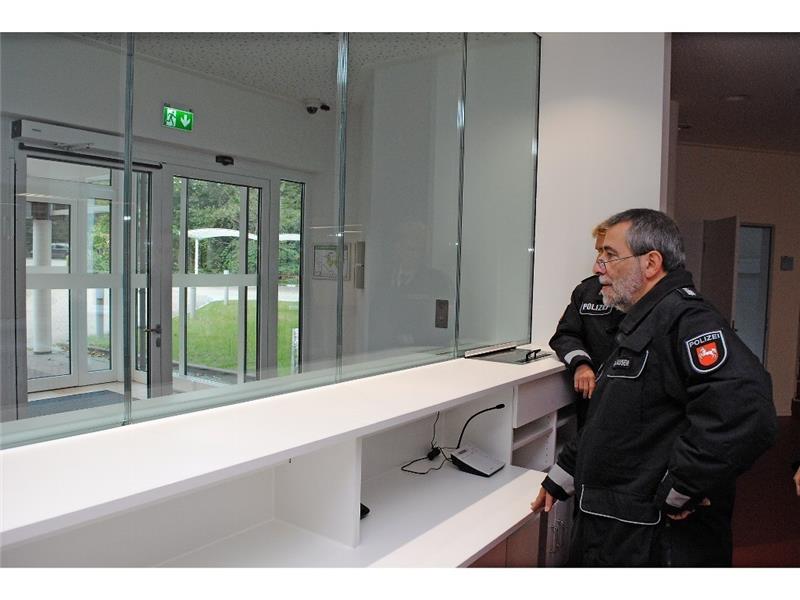 Empfangsbereich: Kontaktbeamter Olaf Nicolausen hat die Sicherheitsschleuse im Blick .