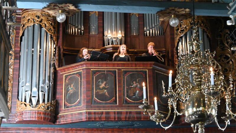 Emporen und Altarraum dienten den Musikern und Sängern als Bühne.