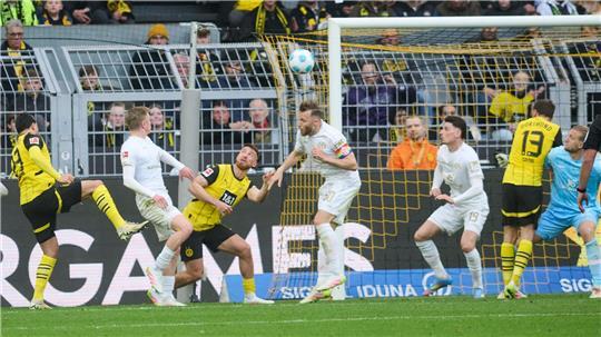 Emre Can lässt die BVB-Fans mit seinem Tor zum 2:0 jubeln.