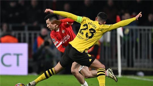 Emre Can (r) und der BVB trennten sich von Eindhoven 1:1.
