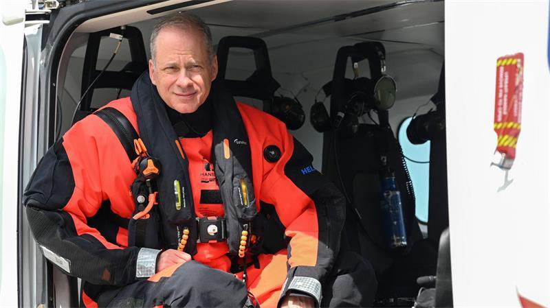 XXL-Windpark im Meer: Was das für die Energiewende bedeutet EnBW-Chef Georg Stamatelopoulos hat sich den Windpark kurz vor Fertigstellung bei einem Helikopterflug angeschaut.
