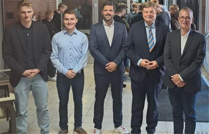 Enak Ferlemann (Zweiter von rechts) und Daniel Schneider (Dritter von rechts) waren kürzlich zu Gast bei einer Podiumsdiskussion am Hemmoorer Gymnasium Warstade und gaben den „Cuxhavener Nachrichten“ ein Interview.