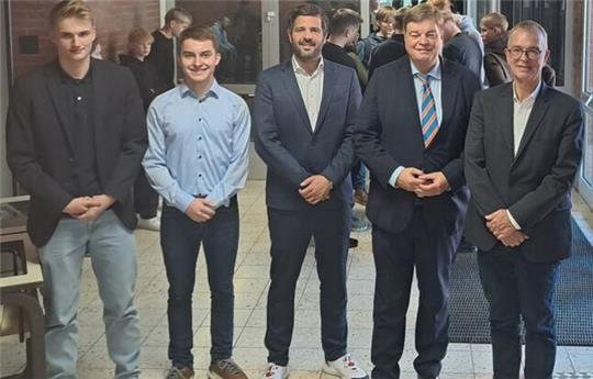 Enak Ferlemann (Zweiter von rechts) und Daniel Schneider (Dritter von rechts) waren kürzlich zu Gast bei einer Podiumsdiskussion am Hemmoorer Gymnasium Warstade und gaben den „Cuxhavener Nachrichten“ ein Interview.