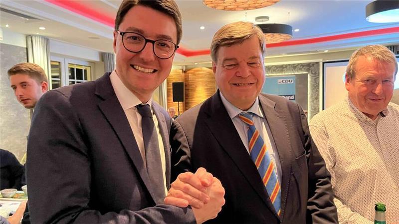 Enak Ferlemann (rechts), der aus dem Bundestag ausscheidet, gratuliert Christoph Frauenpreiß.