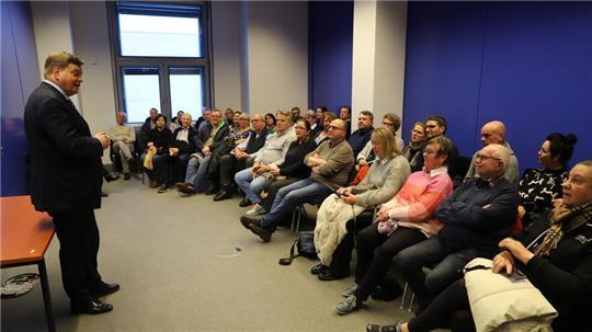 Enak Ferlemann unterhält seine letzte Besuchergruppe im Deutschen Bundestag auf die ihm eigene Art: frei sprechend, ohne Mikrofon und stets auf den Punkt kommend.