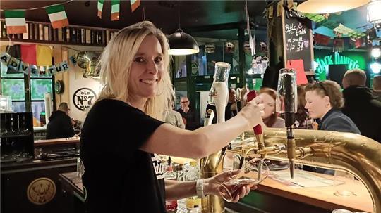 Ende Februar 2024 ist Schluss: Gastwirtin Kirsten „Kirsche“ Quell zapft bei der Abschiedsparty im Stader Pub Fiddler’s ein Bier.