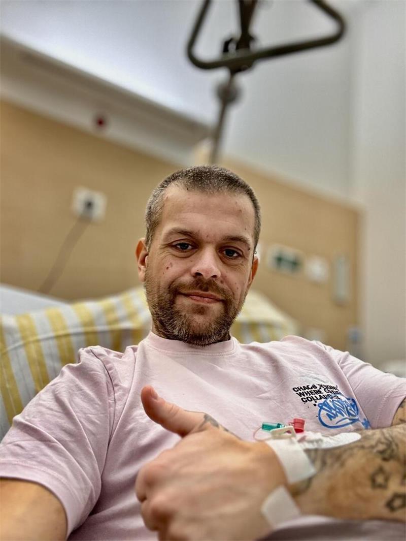 „Mein Fuß lag anderthalb Meter neben mir“: Bennys Kampf zurück Ende Januar 2026 liegt Benjamin Schneider mit einer Sepsis im Krankenhaus – ausgelöst durch eine Wunde am rechten Sprunggelenk.