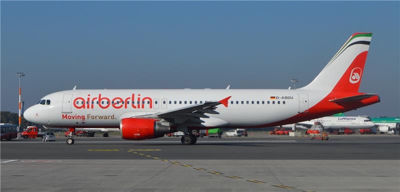 Ende Juli übernahm Eurowings diese Air Berlin-Maschine. Spätestens im Frühjahr bekommt auch sie ihre neue Lackierung. Foto: Duveneck