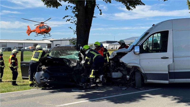 Ende Juni: Nach dem Unfall an der L130 in Beckdorf wird die schwer verletzte Pkw-Fahrerin mit dem Hubschrauber abtransportiert.