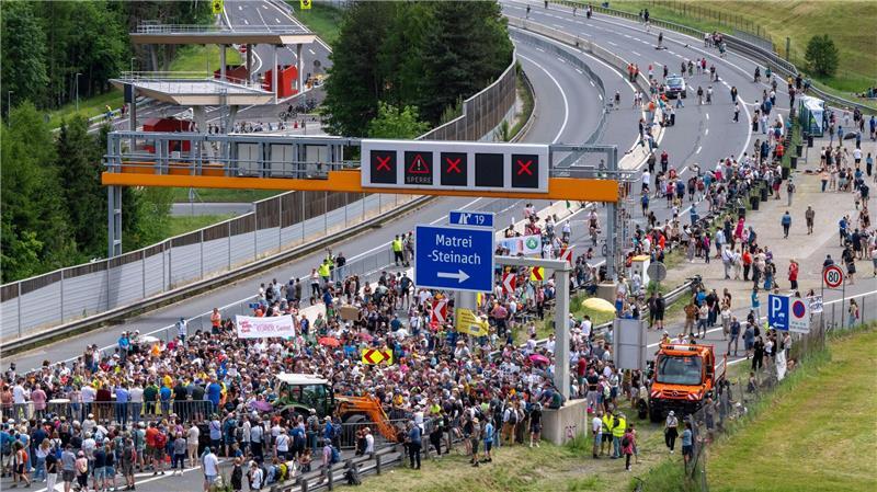 Fernpass-Demo legt Urlaubsroute lahm: Was erwartet Reisende? Ende Mai war mitten wegen einer Demo die Brenner-Autobahn von morgens bis abends gesperrt. (Archivfoto)