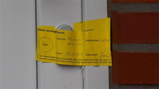 Ende Oktober 2022 war die Eingangstür des Hauses, in dem die Schweizerin lebte, von der Polizei versiegelt worden. Zuvor war die Frau leblos aufgefunden worden. (Archivfoto)