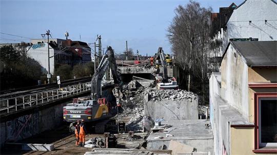 Ende Oktober sollen an der Eisenbahnüberführung Holstenstraße sechs neue Brückenteile eingehoben werden. (Archivbild)
