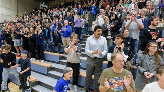 Ende September 2023 spielten die Stader Basketballer erstmals im Sportcampus. 500 Menschen sahen die Partie gegen Westerstede.