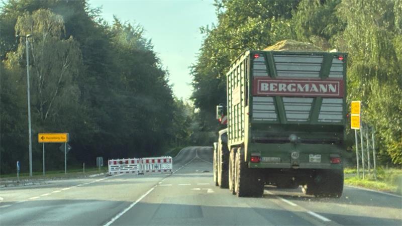 B73-Sperrung: Land nimmt keine Rücksicht auf Horneburger Herbstmarkt Ende September durften die Bauern die Baustelle bei der Maisernte passieren.