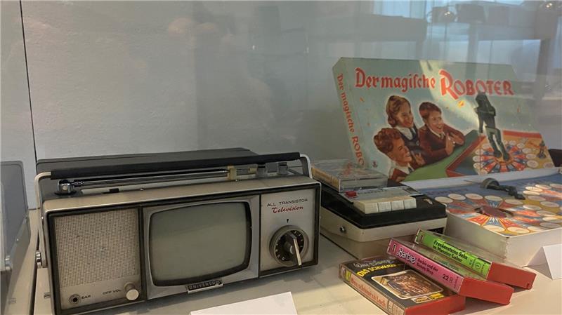 Ende der 1960er Jahre der letzte Schrei: portabler Minifernseher der Marke Quelle Universum.