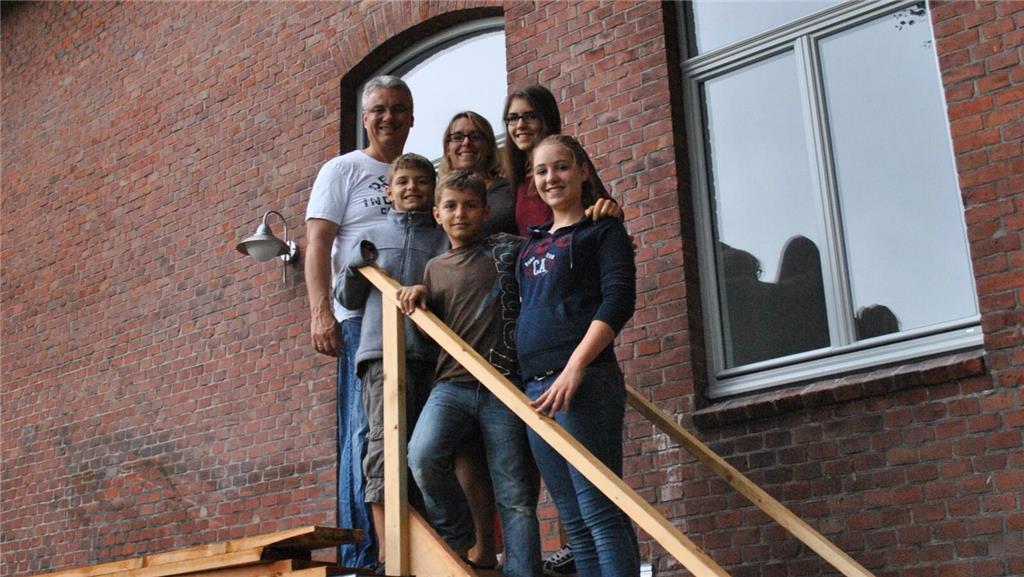 Ende der Fernbeziehung: 2012 zogen Claudia Leun und ihre vier Kinder nach Buxteh...