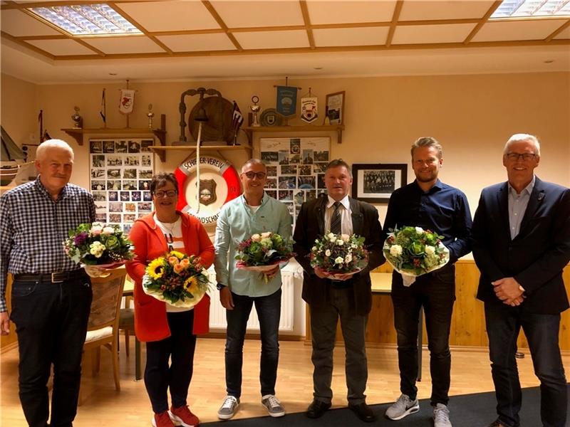 Ende der Ratsarbeit (von rechts): Bürgermeister Werner Hinck verabschiedete Andreas Duhn, Klaus Gunter Lührs, Holger Buck, Marga Hoops und Hermann Rademacker. Foto: Klempow