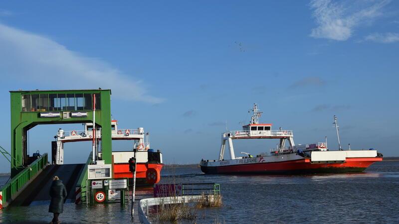 Ende des vergangenen Jahres stand der Anleger der Elbfähre in Wischhafen unter Wasser. Wegen des Hochwassers musste der Fährverkehr unterbrochen werden.