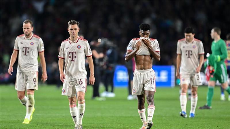 Wüterich Eberl als Bayern-Schutzschild nach Flick-Watschn Ende eines Frust-Abends: Die Bayern-Verlierer um Joshua Kimmich (2.v.l.).