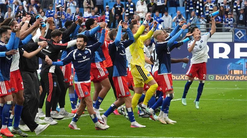 Endlich Jubel am vierten Spieltag: Die HSV-Mannschaft freut sich über den ersten Saisonsieg.